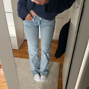 Lågmidjade jeans - Säljer ett par ljusblå jeans med låg midja, bra skick, lite slitna vid hälen. W26 L32