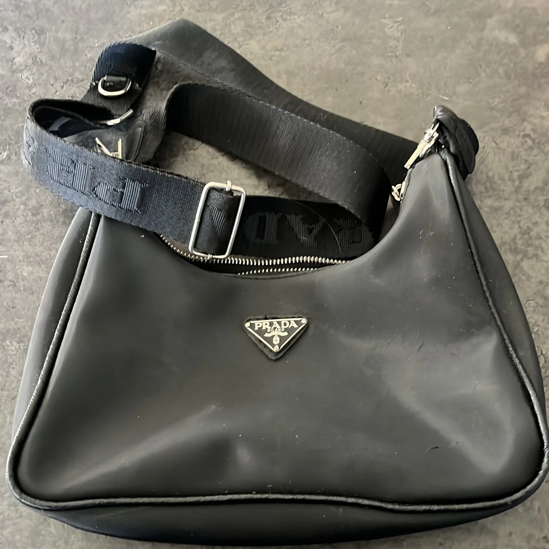 Svart axelväska från Prada