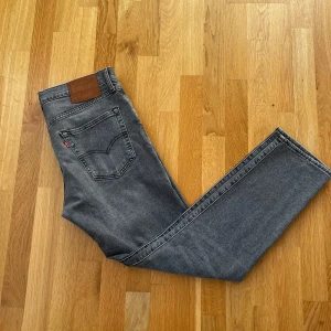 Levis 502 jeans - Säljer ett par grå Levis 502 jeans. De har en klassisk femficksdesign och en bekväm passform. Perfekta för en stilren look.