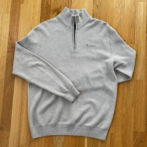 Halfzip från Bondelid - Säljer en stilren ljus beige tröja från Bondelid med halv dragkedja och broderad logga på bröstet. Perfekt för en avslappnad look. Tröjan har långa ärmar och en ribbad krage. Riktigt snygg o knappt använd!