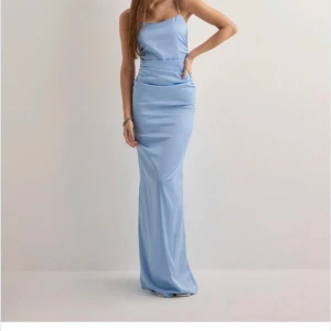 Ljusblå långklänning - Helt oanvänd klänning från Nelly! Superfin! Kan skicka egna bilder om det önskas! 