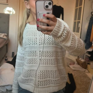 Vit stickad tröja - Säljer en vit stickad tröja från Gina! Tröjan har långa ärmar och en rund halsringning. Hör av dig vid intresse! 🤍