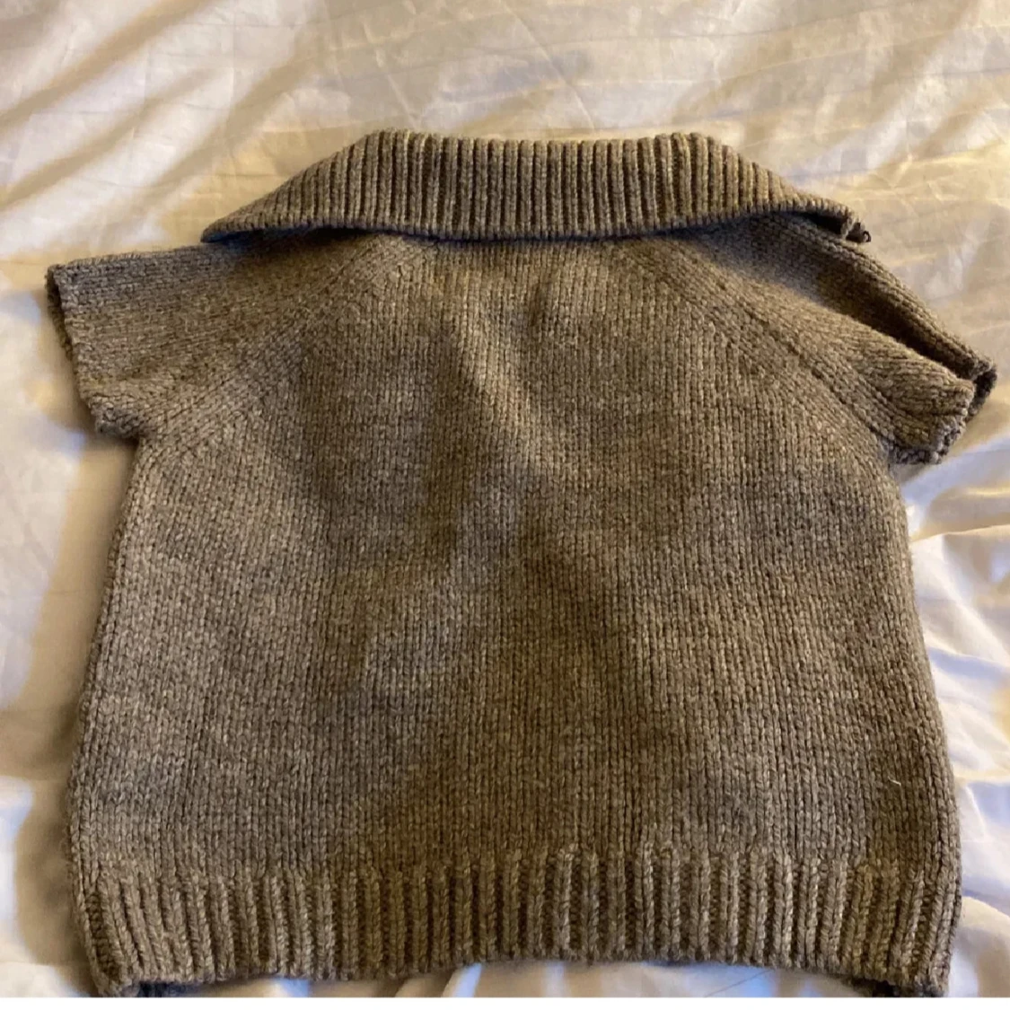 Beige stickad väst med krage - 1