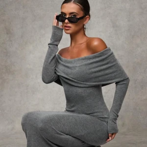 Lång off shoulder klänning  - Aldrig använd🩶🤍