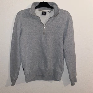 Grå half zip tröja från Super Dry - En grå half zip tröja ifrån Superdry i storlek S. Hör gärna av er vid fler frågor!