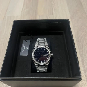 Paul Rich Iced Star Dust II Silver - Snygg klocka från Paul Rich med en glittrig design. Klockan har en silverfärgad länk och en mörk urtavla. Perfekt för den som vill ha en stilren accessoar med det lilla extra.