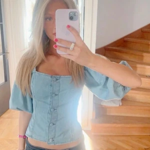 Blå jeanstopp med puffiga ärmar  - LÅNAD BILD!!! Säljer denna svin snygga toppen som är väldigt lik toppen på bilden 💕( inte riktigt samma men otroligt lik) Säljer då jag aldrig använt den, så den är i nyskick 💕Toppen har en volangdetalj vid nederkanten som ger en extra touch. Perfekt för en trendig look! Storlek xs/s och märker ver jag tyvärr inte då lappen är av och fick den som present 💕💕