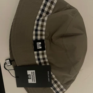 Beige buckethat från Weekend Offender - Aldrig använd och helt ny. Passar perfekt till sommarens drabbningar 