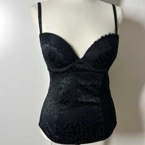 Korsett topp intimissimi leopard  - Leopard korsettop från intimissimi.  Står ingen storlek men passar en s och en B kupa. Köp sker via köp nu, jag postar inom 24h. Kvar tills markerad såld 