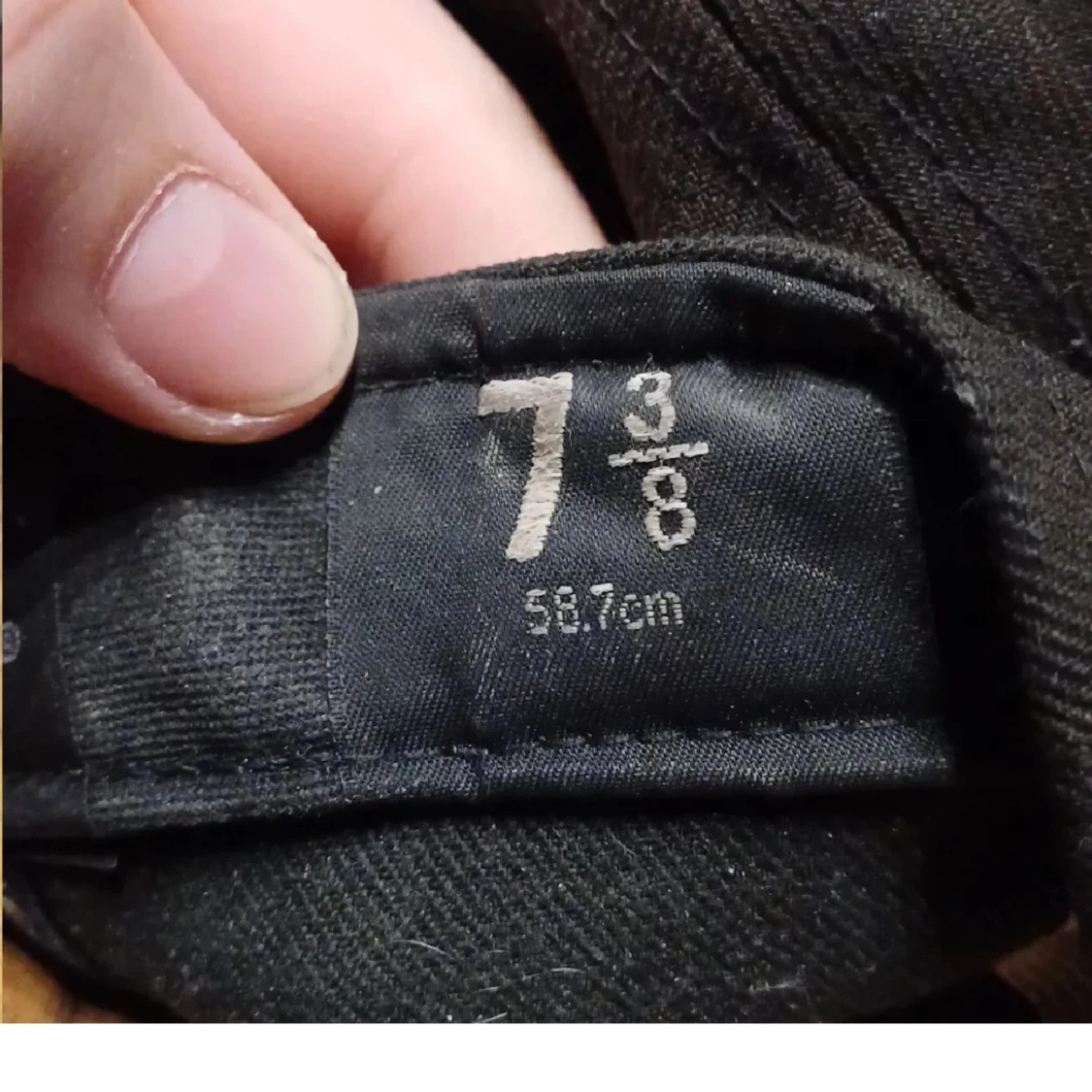 Svart keps med broderad logotyp - 2