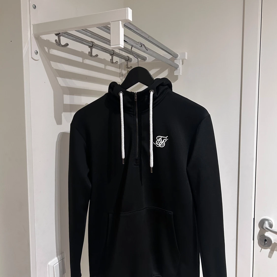 Svart hoodie från SikSilk - 3