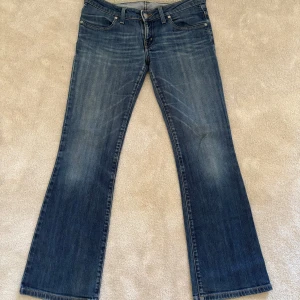 Lågmidjade bootcut jeans - Så najs Lågmidjade jeans från bigstar, säljer då de är för små 🥹💕 Innerbenslängd: 75 cm Midjemått: 39 cm