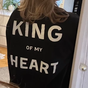 Sweatshirt  - Säljer en snygg kristen sweatshirt med texten 'KING OF MY HEART' i vitt på ryggen och '🙏🏼DELUXE ' på armen. Säljer eftersom den knappt används längre. Den är i bra och använt skick! Storlek: S, men passar mig som bär M också. Skriv om du har frågor eller undrar något!💖