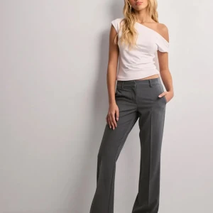 Low waist flare suit pants - Lågmidjade kostymbyxor från Nelly. Slutsålda på hemsidan. Använda men i bra skick! Skriv för fler bilder eller om du undrar något🤍🩷🤍
