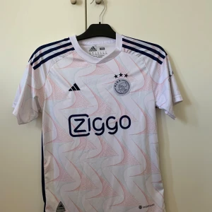 Ajax borta fotbollströja - Fet Ajax tröja som är i storlek 176 för barn men passar perfekt för S. det är mycket bra skick men är för små för mig. Pris kan diskuteras!