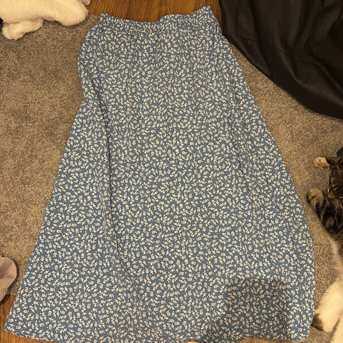 Blå blommig långkjol