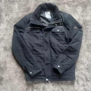 J.Lindeberg jacka M - Snygg svart quiltad j.Lindeberg jacka i storlek M i använt skick.