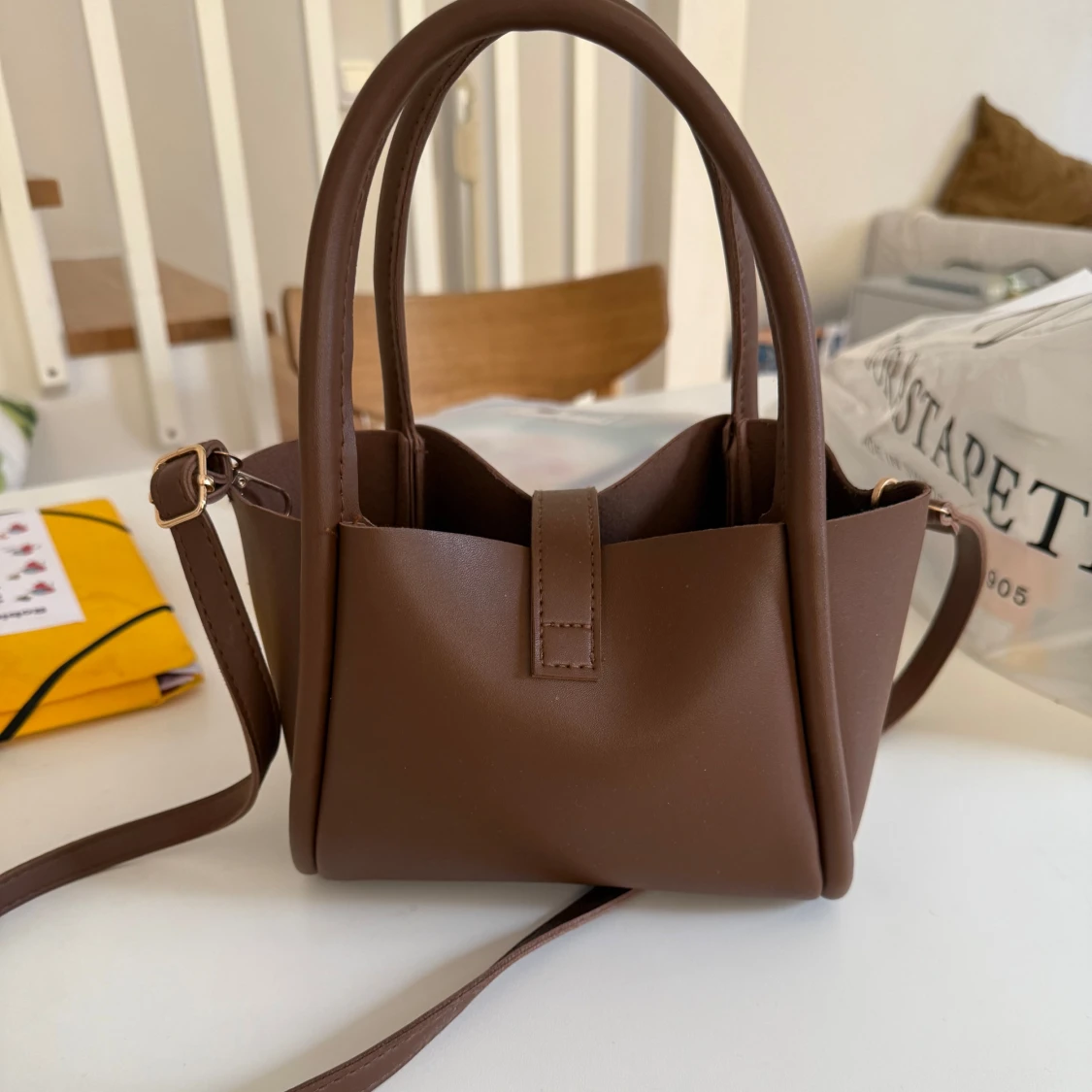 Brun handväska med axelrem - 1