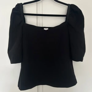 Svart topp från H&M - Säljer en snygg svart topp från H&M i storlek M. Perfekt för en stilren look💗