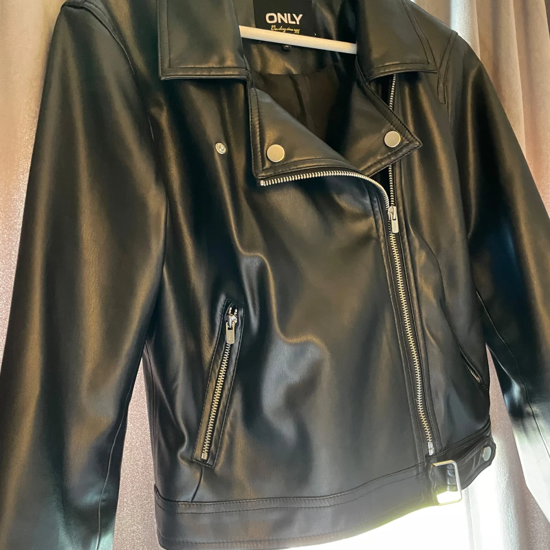 Svart skinnjacka från ONLY - 3