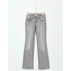 Grå bootcut jeans - Snygga grå bootcut jeans med klassisk femficksdesign. nypris 500 kr mitt pris 200 kr Passar bra till både sneakers och klackar.