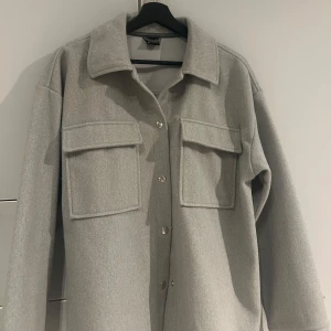 Kappa Gina Tricot  - En kort grå kappa från Ginatricot