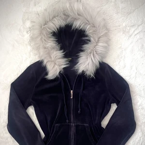 juicy couture fur zip up - ♡ handsydd därav fast pris! ♡ pälsen kan dock fastna på koftan men går att borsta bort. ♡ handduksmaterial och kroppsformande!  ♡ endast handtvätt då tvättmaskin + torktumlare förstör pälsen! 