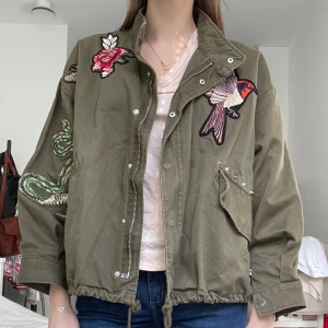Populär H&M jacka - Så himla snygg slutsåld H&M jacka😍❤️ En av nitarna på axeln har tyvärr ramlat av (se bild 3) men annars är den i superbra skick!🥰 Storlek XS men den är oversize och går att justera med banden så passar nog från XS till M🤗🌸💕