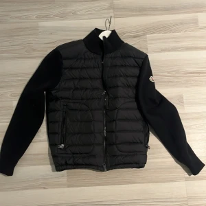 Moncler cardigan - Tja nu säljer jag min moncler cardigan pga att den har blivit för lite den är använd ungefär 10 gånger och inte defekter eller annat på den priset kan gå ner vid snabb affär, Scan funkar 