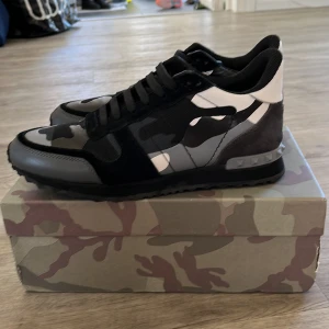 Valentino Rockrunners - Snygga skor från Valentino med ett coolt camouflage-mönster i svart, grått och vitt. Skick 9/10 inte använda mycket, Storlek 43, priset är inte hugget i sten.