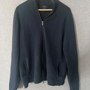 Massimo dutti kofta  - En snygg kofta från märket massimo dutti som är använd 1 gång. Det är XL men den sitter som en L