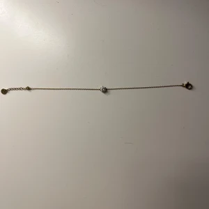 Guldfärgat armband med kristall - Edblad armband, med kristall. Inga defekter.