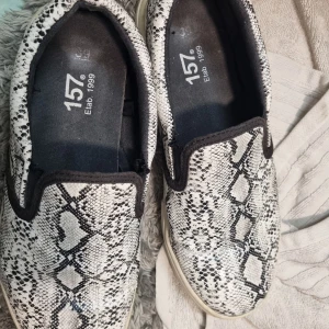 Slip on söker   - Söker storlek 37 från lager157 