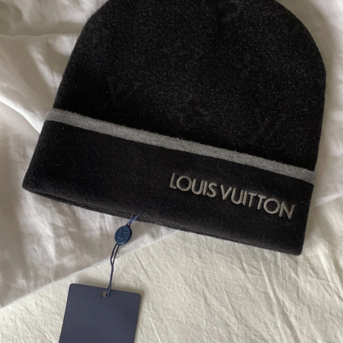 Svart mössa från Louis Vuitton - 3