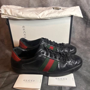 Gucci ace sneakers svarta - Mycket fint skick | Size uk 11 passar 44 | box dustbags och gucci kort medföljer | Följare får 100 kr rabbat | fraktar spårbart inom 24 timmar med PostNord eller instabox |  