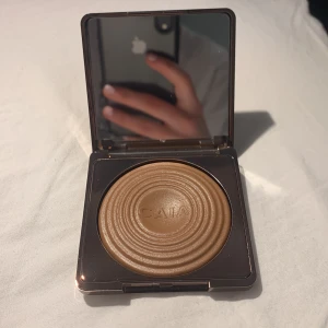 Bronzer från CAIA - Jättebra bronzer i färgen Gold Coast från CAIA i en elegant brun förpackning med spegel. Köpt för 395kr och är HELT ORÖRD och helt OANVÄND även om plasten är borta. Hör av dig vid frågor💕