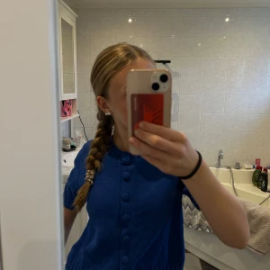 Blå kofta från Zara - Säljer en snygg blå kofta från Zara med knappar framtill. Koftan har en ribbad krage och korta ärmar, perfekt för lager-på-lager-stil. Passar bra till både jeans och kjol. Perfekt för vår och sommar!💙💙