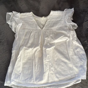 En vit topp- Gina tricot  - Vit volangtopp från Gina Young knappt använt. 