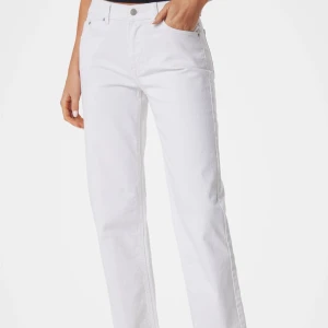 Vita jeansbyxor - Snygga vita jeansbyxor med normal passform. Byxorna har en klassisk femficksdesign och stängs med knapp och dragkedja. Perfekta för en stilren look. 