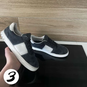 Valentino flycrew - Tja! Säljer dessa tvär feta valentino flycrews! Dem är i riktigt bra skick och jävligt fräscha.💯Storlek 39 men sitter mer som 40-41.😀Nypris: 7000❌Vårt pris: 2999✅Alla nitar är kvar förutom 2 men skickar med två original nitar!😀Ej original sula! Hör av er vid frågor eller intresse! /3Wardrobe📍📌