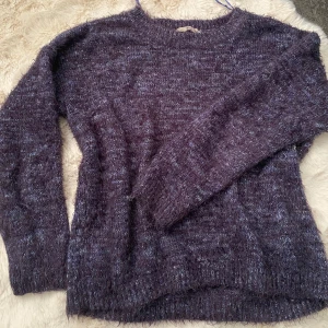 Blå tjocktröja  - Säljer denna super fina blåa tjocktröja som är köpt på vinted men inte kommit till sån stor användning! Skriv privat för mer frågor!