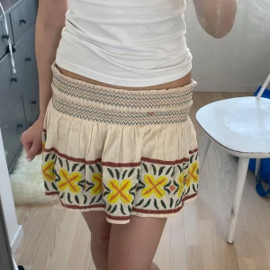 Beige kjol med cool design - Super fin kjol från Zara med coola och unika mönster💕💕säljs ej längre