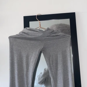 Grå yoga pants från Gina Tricot - Snygga gråa yoga pants från Gina Tricot med en subtil stjärndetalj. Perfekta för en avslappnad stil. Tillverkade i ett mjukt och stretchigt material för extra komfort. Den är i storlek 146/152 och jag säljer den för de är för liten och kommer inte till användning längre. Nypris var runt 200 kr och jag säljer de för 90 kr. 