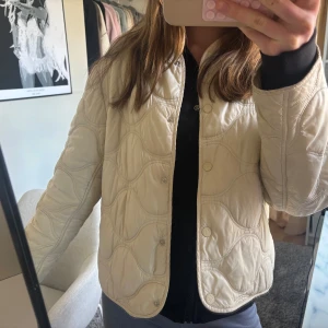 Mango jacka  - Säljer min mango jacka i bra skick, passar till allt speciellt nu till våren