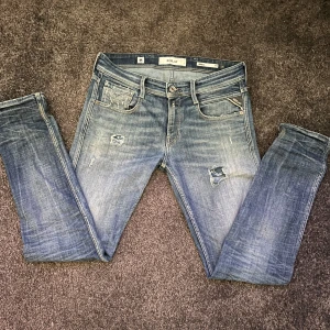 Replay anbass med slitningar - Tvär feta replay anbass med sköna slitningar. Modellen är aged 05. Skicket är som ny. Endast 595kr. Storlek 28/32