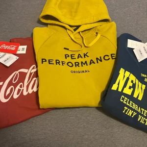 2 nya college tröjor + Peak Performance luvtröja - 3 snygga tröjor. Coka Cola Ny med lappar, nypris 359:-. New York ny med lappar nypris 229:-. Peak Performance använd fåtal gånger så nästintill ny. Alla i storlek small. Paketpris för alla 450:-