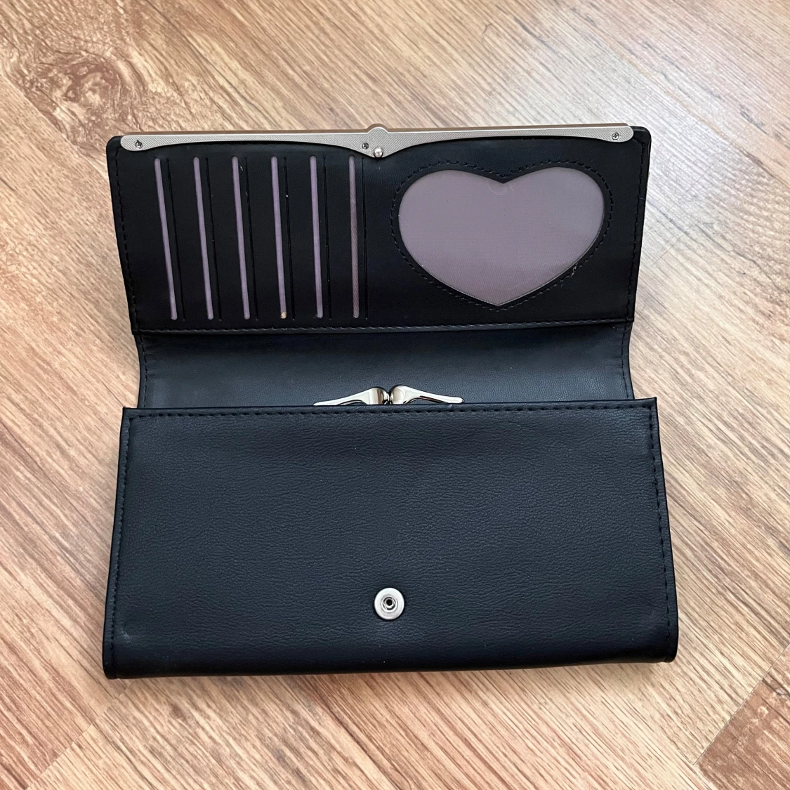 Svart plånbok med hjärtformad detalj - 2