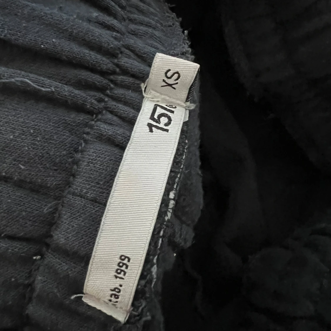 Svarta mjukisbyxor med dragsko - 3