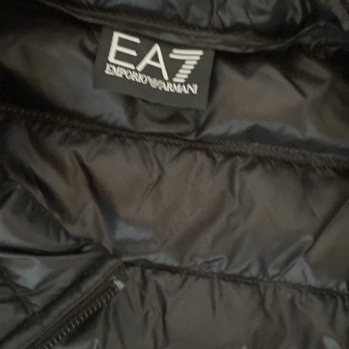 Svart quiltad jacka från Emporio Armani - 2