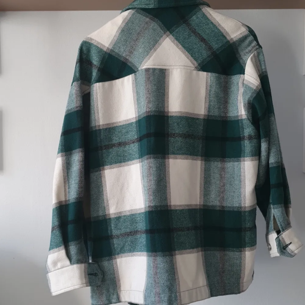 Säljer en snygg rutig overshirt från Zara i grönt och vitt. Jackan har långa ärmar och knappar framtill samt två bröstfickor med lock. Ullblandning så känns som att ha på sig en mysig filt! Storlek XS men skulle säga att den passar XXS-M beroende på passform 💚 Nypris: ca 699kr 🌟 Pris kan diskuteras . Takit.